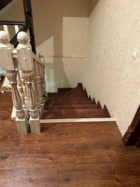 лестница в стиле неоклассика из ясеня, с резьбой, балясины Ростов на Дону