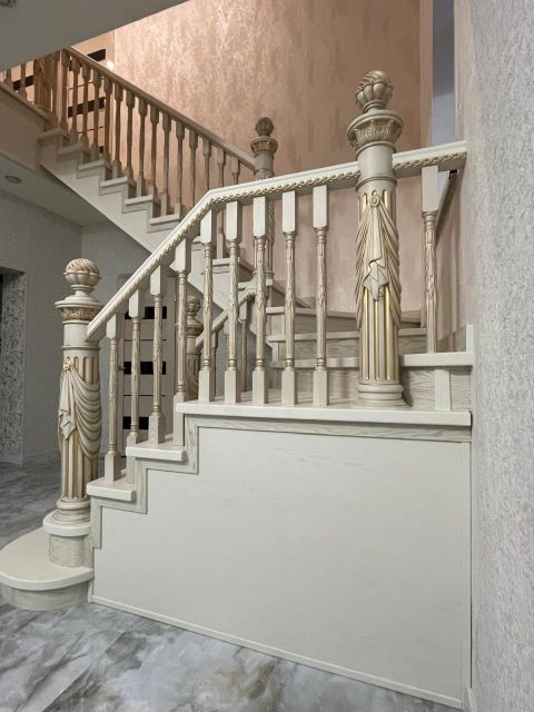 Красивая лестница из ясеня, установлена в Казани