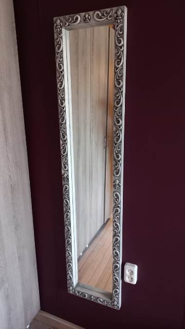 Длинное узкое зеркало в деревянной раме